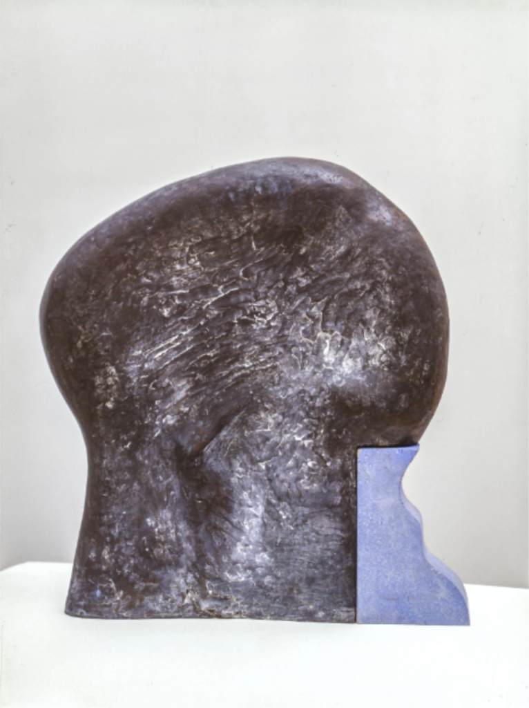 Muusan kumarrus, 1988, pronssi ja puu, 50 x 46 x 7,5 cm. Kimmo Kaivanto säätiö. Kuva: Seppo Hilpo