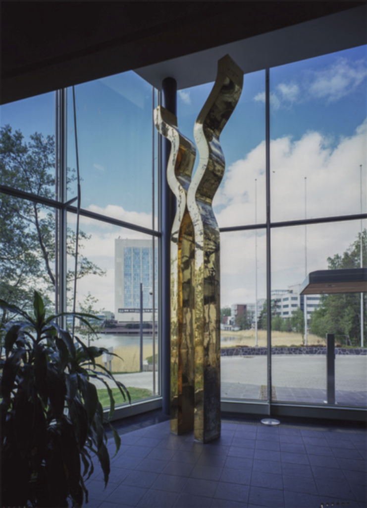 Biogenesis, 1988, environmental work, sculpture painted steel, height 12 m. Suomen Sokeri Oy, Länsi-Pasila, Helsinki. Image: Kimmo Kaivanto Foundation archive